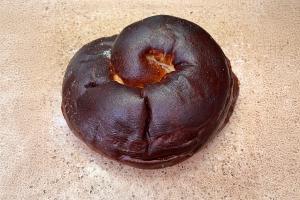 Round pretzel challa
